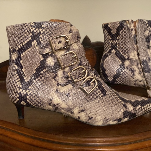 Beautiful snake skin designer bootie with kitten heel, size 39. Calinda style - Picture 3 of 14